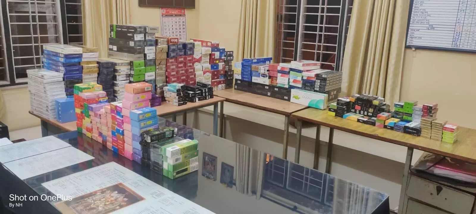 ಮಂಗಳೂರು: ಇ-ಸಿಗರೇಟ್ ಮಾರಾಟ ಮಾಡುತ್ತಿದ್ದ ಅಂಗಡಿಗಳಿಗೆ ದಾಳಿ; ನಾಲ್ಕು ಮಂದಿ ಸೆರೆ ಮಂಗಳೂರು: ಇ-ಸಿಗರೇಟ್ ಮಾರಾಟ ಮಾಡುತ್ತಿದ್ದ ಅಂಗಡಿಗಳಿಗೆ ದಾಳಿ; ನಾಲ್ಕು ಮಂದಿ ಸೆರೆ