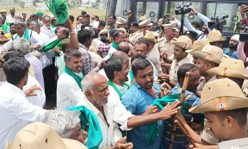 ಮಂಡ್ಯ | ತಮಿಳುನಾಡಿಗೆ ನೀರು ಬಿಡುಗಡೆ ವಿರೋಧಿಸಿ ಪ್ರತಿಭಟನೆ: ರಸ್ತೆ ತಡೆ ನಡೆಸಿದ ರೈತರ ಬಂಧನ