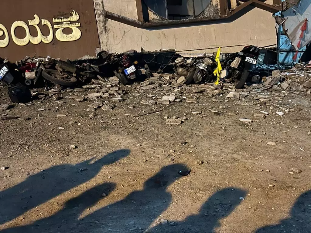 ತೀರ್ಥಹಳ್ಳಿ: ಜೈಲರ್ ಸಿನೆಮಾ ಪ್ರದರ್ಶನದ ವೇಳೆ ಕುಸಿದ ಚಿತ್ರಮಂದಿರದ ಮುಂಭಾಗದ ಗೋಡೆ ತೀರ್ಥಹಳ್ಳಿ: ಜೈಲರ್ ಸಿನೆಮಾ ಪ್ರದರ್ಶನದ ವೇಳೆ ಕುಸಿದ ಚಿತ್ರಮಂದಿರದ ಮುಂಭಾಗದ ಗೋಡೆ