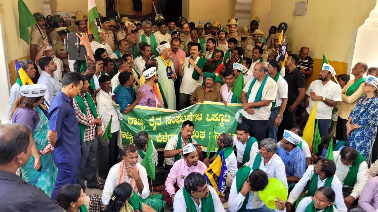 ʼಕಚೇರಿ ಬಾಗಿಲು ಮುಚ್ಚಿ ಮನೆಗೆ ಹೋಗಿʼ: ರೈತರಿಂದ ನೀರಾವರಿ ಇಲಾಖೆ ಇಂಜಿನಿಯರ್ ಕಚೇರಿಗೆ ಮುತ್ತಿಗೆ ಹಾಕಲು ಯತ್ನ