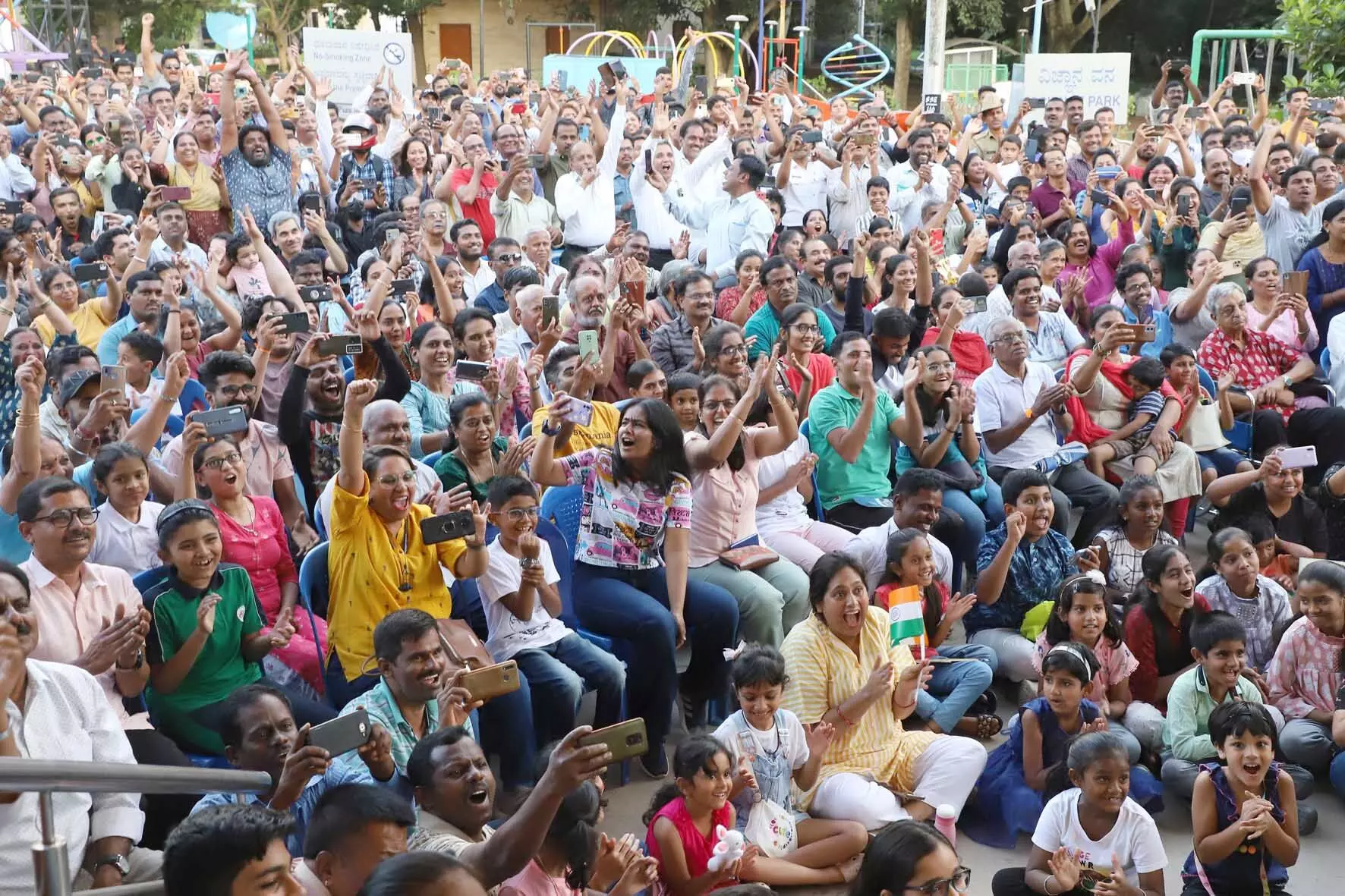 ಬೆಂಗಳೂರು: ಇಸ್ರೋ ವಿಜ್ಞಾನಿಗಳ ಸಾಧನೆ ಕಣ್ತುಂಬಿಕೊಂಡ ಮಕ್ಕಳು, ಸಾರ್ವಜನಿಕರು ಬೆಂಗಳೂರು: ಇಸ್ರೋ ವಿಜ್ಞಾನಿಗಳ ಸಾಧನೆ ಕಣ್ತುಂಬಿಕೊಂಡ ಮಕ್ಕಳು, ಸಾರ್ವಜನಿಕರು