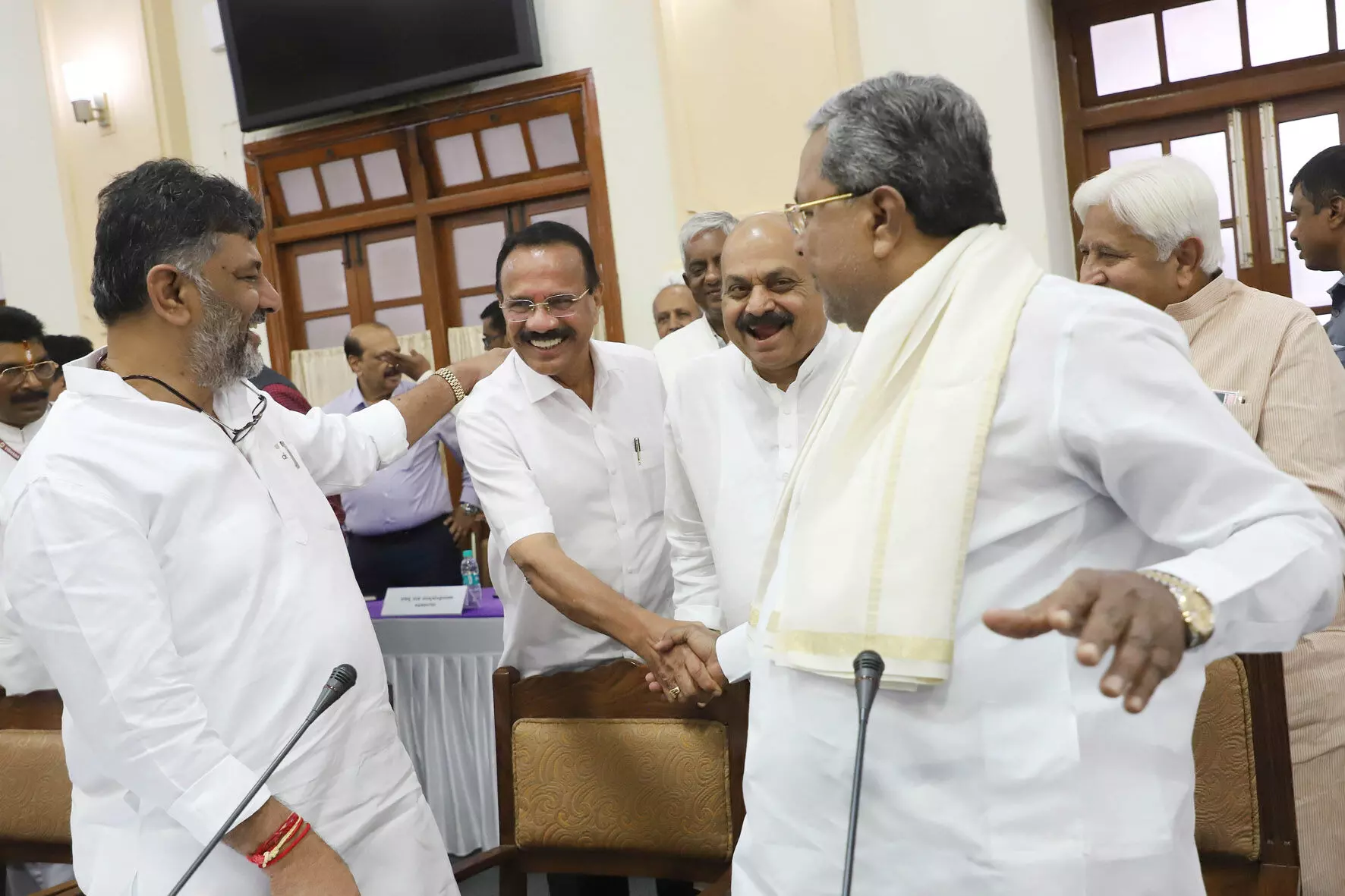 ವಿಧಾನಸೌಧ: ಸರ್ವಪಕ್ಷ ಸಭೆಗೆ ಬಂದ ನಾಯಕರು