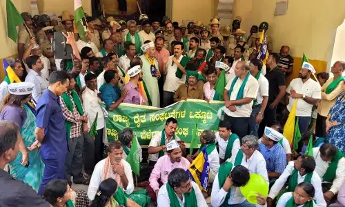 ʼಕಚೇರಿ ಬಾಗಿಲು ಮುಚ್ಚಿ ಮನೆಗೆ ಹೋಗಿʼ: ರೈತರಿಂದ ನೀರಾವರಿ ಇಲಾಖೆ ಇಂಜಿನಿಯರ್ ಕಚೇರಿಗೆ ಮುತ್ತಿಗೆ ಹಾಕಲು ಯತ್ನ