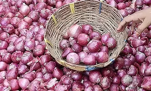 ಬೆಲೆ ಏರಿಕೆ ಬಿಸಿ:ಟೊಮೆಟೊ ದಾರಿಯಲ್ಲಿ ಈರುಳ್ಳಿ?