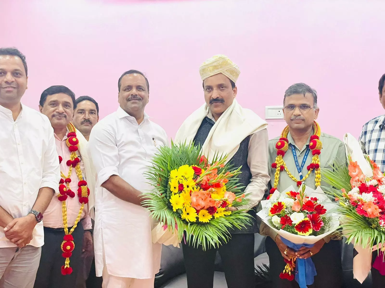 ಇಸ್ರೋ ಕೇಂದ್ರಕ್ಕೆ ಭೇಟಿ ನೀಡಿ ವಿಜ್ಞಾನಿಗಳನ್ನು ಸನ್ಮಾನಿಸಿದ ಸ್ಪೀಕರ್ ಯು.ಟಿ. ಖಾದರ್ ಇಸ್ರೋ ಕೇಂದ್ರಕ್ಕೆ ಭೇಟಿ ನೀಡಿ ವಿಜ್ಞಾನಿಗಳನ್ನು ಸನ್ಮಾನಿಸಿದ ಸ್ಪೀಕರ್ ಯು.ಟಿ. ಖಾದರ್