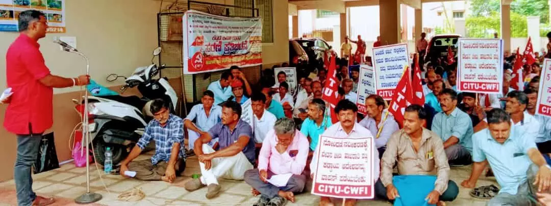 ಮಂಗಳೂರು: ಕಾರ್ಮಿಕರ ಧರಣಿ ಸತ್ಯಾಗ್ರಹ ಅಂತ್ಯ ಮಂಗಳೂರು: ಕಾರ್ಮಿಕರ ಧರಣಿ ಸತ್ಯಾಗ್ರಹ ಅಂತ್ಯ