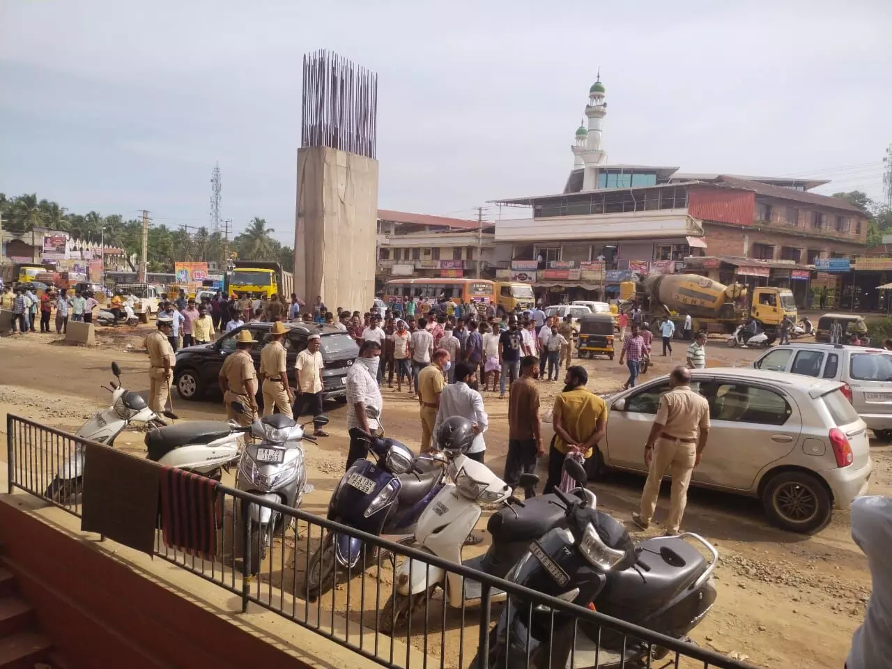 ಕಲ್ಲಡ್ಕ : ಸೌಹಾರ್ದತೆಗೆ ಸಾಕ್ಷಿಯಾದ ಹದಗೆಟ್ಟ ರಸ್ತೆಯ ವಿರುದ್ಧದ ಪ್ರತಿಭಟನೆ