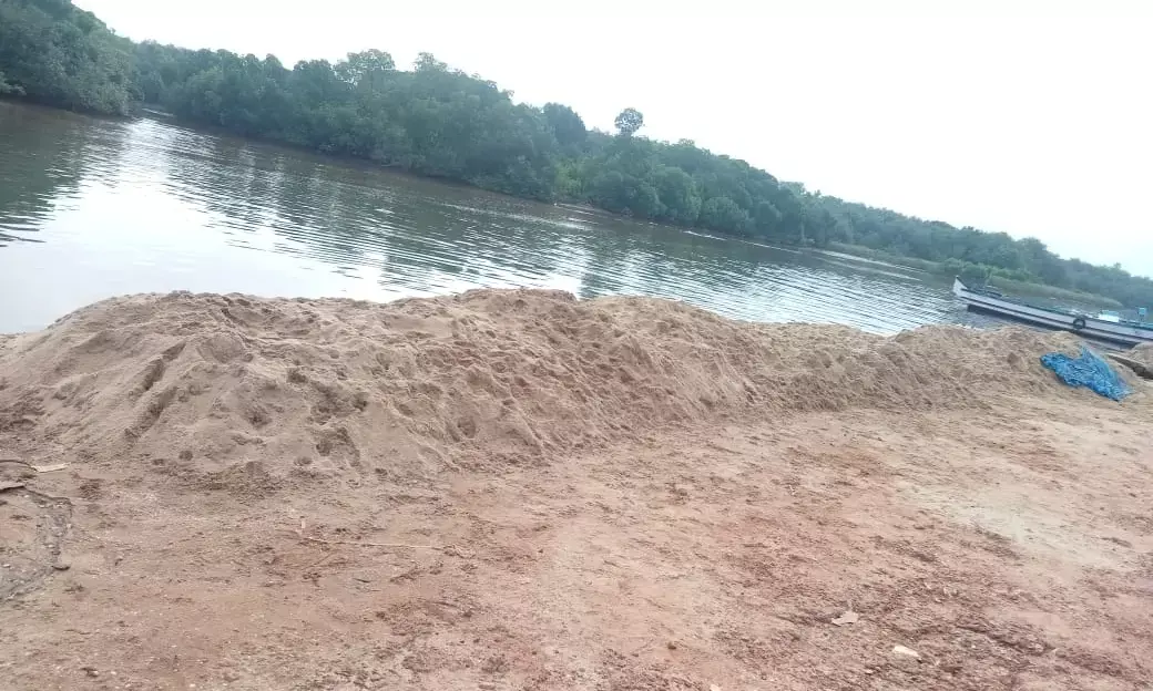 ಉಳ್ಳಾಲ: ಮರಳು ಅಕ್ರಮ ದಾಸ್ತಾನು, ಸಾಗಾಟ ಪತ್ತೆ