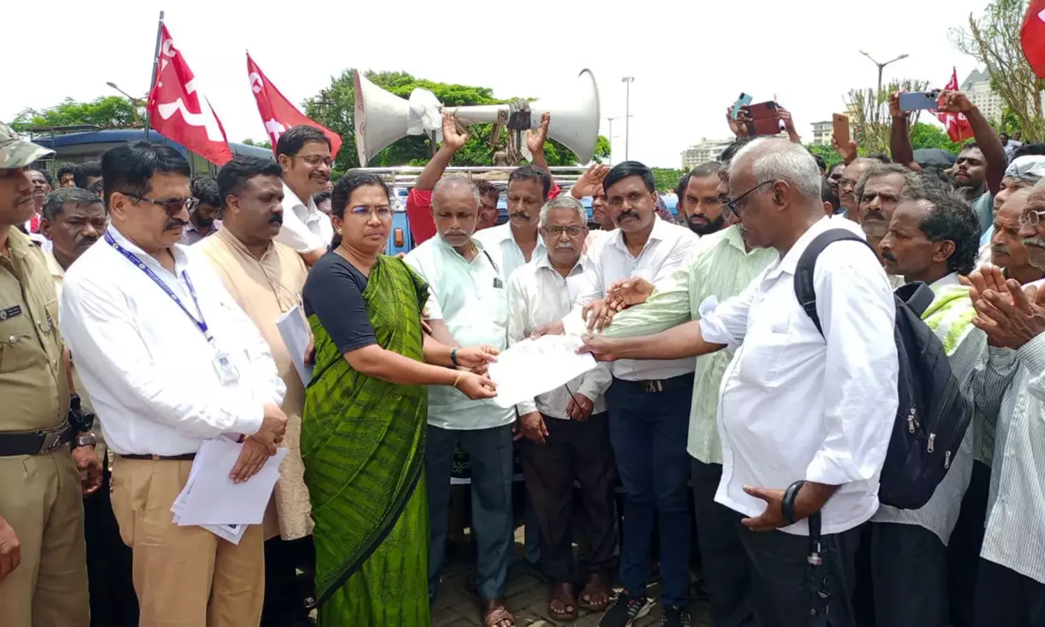 ‘ಕಾರ್ಮಿಕರ ಕಲ್ಯಾಣ ಮಂಡಳಿ ಅವ್ಯವಹಾರದ ತನಿಖೆ ಗ್ಯಾರಂಟಿ ಕೊಡಿ’