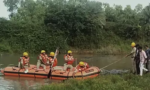 ಹಬ್ಬಕ್ಕೆ ತಾವರೆ ಹೂವು ಕೀಳಲು ಕೆರೆಗೆ ಇಳಿದಿದ್ದ ತಂದೆ–ಮಗ ಮೃತ್ಯು