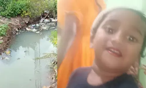 ಆಟ ಆಡುತ್ತಿದ್ದ ವೇಳೆ ಮನೆ ಎದುರಿನ ಚರಂಡಿಗೆ ಬಿದ್ದು 2 ವರ್ಷದ ಮಗು ಮೃತ್ಯು