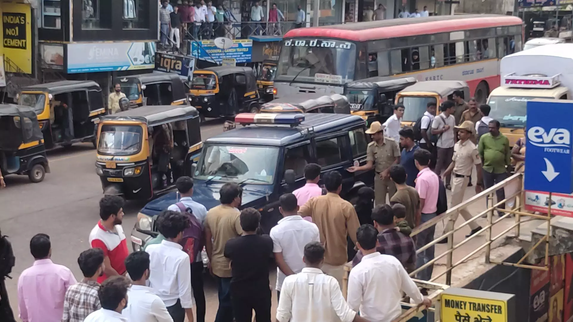 ಪುತ್ತೂರು: ಯುವತಿಯ ಕೊಲೆ ಪ್ರಕರಣ; ಪೊಲೀಸರಿಂದ ಸ್ಥಳ ಮಹಜರು ಪುತ್ತೂರು: ಯುವತಿಯ ಕೊಲೆ ಪ್ರಕರಣ; ಪೊಲೀಸರಿಂದ ಸ್ಥಳ ಮಹಜರು