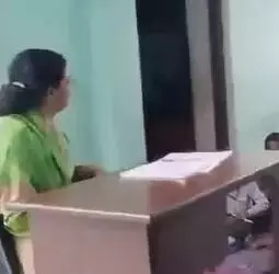ಉತ್ತರ ಪ್ರದೇಶ| ಮುಸ್ಲಿಂ ವಿದ್ಯಾರ್ಥಿಗೆ ಹೊಡೆಯುವಂತೆ ಹಿಂದೂ ವಿದ್ಯಾರ್ಥಿಗಳಿಗೆ ಶಿಕ್ಷಕಿಯ ಸೂಚನೆ; ಆಘಾತಕಾರಿ ವಿಡಿಯೋ ವೈರಲ್ ಉತ್ತರ ಪ್ರದೇಶ| ಮುಸ್ಲಿಂ ವಿದ್ಯಾರ್ಥಿಗೆ ಹೊಡೆಯುವಂತೆ ಹಿಂದೂ ವಿದ್ಯಾರ್ಥಿಗಳಿಗೆ ಶಿಕ್ಷಕಿಯ ಸೂಚನೆ; ಆಘಾತಕಾರಿ ವಿಡಿಯೋ ವೈರಲ್