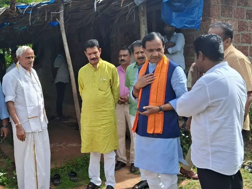 ವಿಟ್ಲ: ಹತ್ಯೆಯಾದ ಯುವತಿಯ ಮನೆಗೆ ಕೇಂದ್ರ ಸಚಿವ ಭಗವಂತ ಕೂಬಾ ಭೇಟಿ