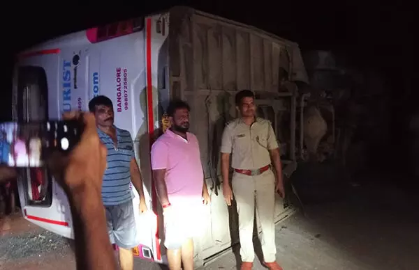 ಮೂಡುಬಿದಿರೆ: ವಿಶಾಲ್ ಟೂರಿಸ್ಟ್ ಬಸ್ ಪಲ್ಟಿ; ಹಲವು ಮಂದಿಗೆ ಗಾಯ ಮೂಡುಬಿದಿರೆ: ವಿಶಾಲ್ ಟೂರಿಸ್ಟ್ ಬಸ್ ಪಲ್ಟಿ; ಹಲವು ಮಂದಿಗೆ ಗಾಯ