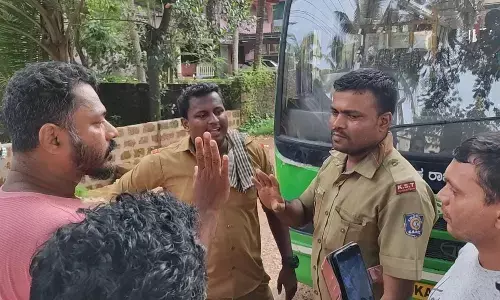 ಉಳ್ಳಾಲ: ಆಧಾರ್ ಕಾರ್ಡ್ ಇಲ್ಲದ ಹಿನ್ನೆಲೆ; ಅಪ್ರಾಪ್ತ ವಿದ್ಯಾರ್ಥಿನಿಯರನ್ನು ಅರ್ಧ ದಾರಿಯಲ್ಲೇ ಕೆಳಗಿಳಿಸಿದ ನಿರ್ವಾಹಕ