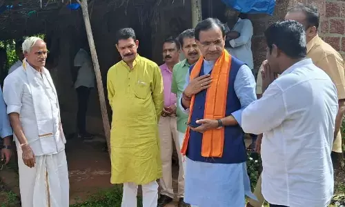 ವಿಟ್ಲ: ಹತ್ಯೆಯಾದ ಯುವತಿಯ ಮನೆಗೆ ಕೇಂದ್ರ ಸಚಿವ ಭಗವಂತ ಕೂಬಾ ಭೇಟಿ