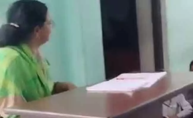 “ಕ್ಷುಲ್ಲಕ ಸಂಗತಿ”: ಮುಸ್ಲಿಂ ವಿದ್ಯಾರ್ಥಿಗೆ ಹೊಡೆಯುವಂತೆ ಸಹಪಾಠಿಗಳಿಗೆ ಸೂಚಿಸಿದ ಶಿಕ್ಷಕಿಯ ಸಮರ್ಥನೆ “ಕ್ಷುಲ್ಲಕ ಸಂಗತಿ”: ಮುಸ್ಲಿಂ ವಿದ್ಯಾರ್ಥಿಗೆ ಹೊಡೆಯುವಂತೆ ಸಹಪಾಠಿಗಳಿಗೆ ಸೂಚಿಸಿದ ಶಿಕ್ಷಕಿಯ ಸಮರ್ಥನೆ