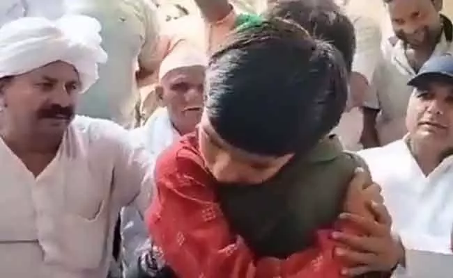 ಶಿಕ್ಷಕಿ ಮಾತು ಕೇಳಿ ಸಹಪಾಠಿಗೆ ಹಲ್ಲೆ ಪ್ರಕರಣ: ಮುಸ್ಲಿಂ ವಿದ್ಯಾರ್ಥಿಯನ್ನು ಆಲಿಂಗಿಸಿದ ಹಿಂದೂ ವಿದ್ಯಾರ್ಥಿ