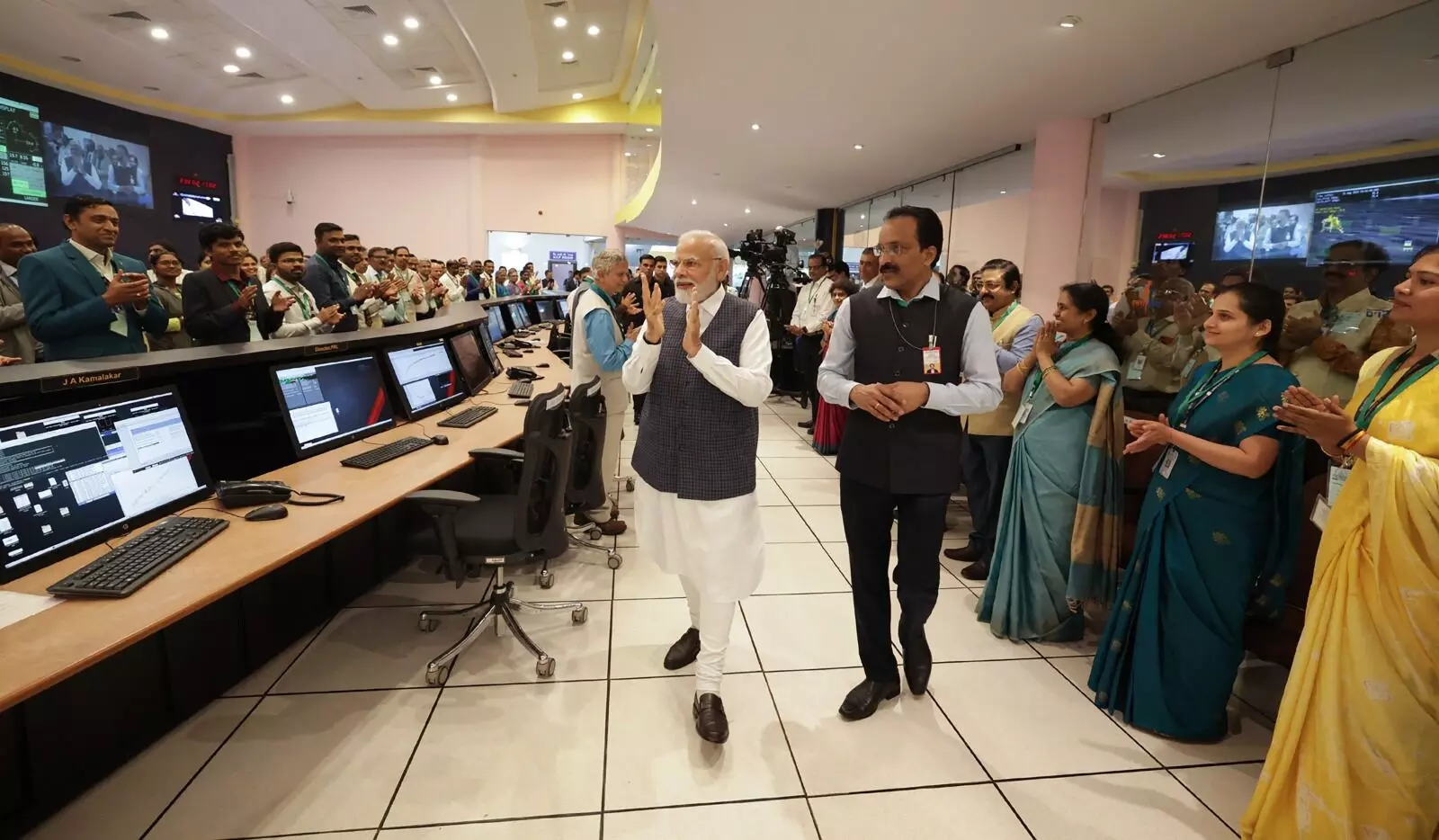 ಚಿತ್ರಗಳಲ್ಲಿ ನೋಡಿ | ಇಸ್ರೋ ಕೇಂದ್ರದಲ್ಲಿ ಪ್ರಧಾನಿ ಮೋದಿ