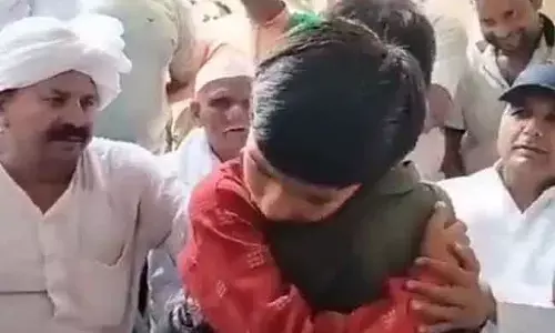 ಶಿಕ್ಷಕಿ ಮಾತು ಕೇಳಿ ಸಹಪಾಠಿಗೆ ಹಲ್ಲೆ ಪ್ರಕರಣ: ಮುಸ್ಲಿಂ ವಿದ್ಯಾರ್ಥಿಯನ್ನು ಆಲಿಂಗಿಸಿದ ಹಿಂದೂ ವಿದ್ಯಾರ್ಥಿ