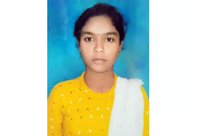 ಕೋಲಾರದಲ್ಲಿ ಮರ್ಯಾದ ಹತ್ಯೆ: ತಂದೆಯಿಂದಲೇ ಪುತ್ರಿಯ ಕೊಲೆ ಕೋಲಾರದಲ್ಲಿ ಮರ್ಯಾದ ಹತ್ಯೆ: ತಂದೆಯಿಂದಲೇ ಪುತ್ರಿಯ ಕೊಲೆ