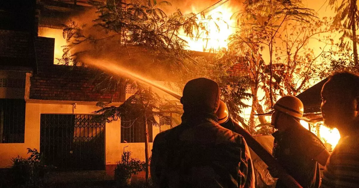 ಮಣಿಪುರ ಹಿಂಸಾಚಾರ; ದುಷ್ಕರ್ಮಿಗಳಿಂದ 5 ಮನೆಗಳಿಗೆ ಬೆಂಕಿ ಮಣಿಪುರ ಹಿಂಸಾಚಾರ; ದುಷ್ಕರ್ಮಿಗಳಿಂದ 5 ಮನೆಗಳಿಗೆ ಬೆಂಕಿ