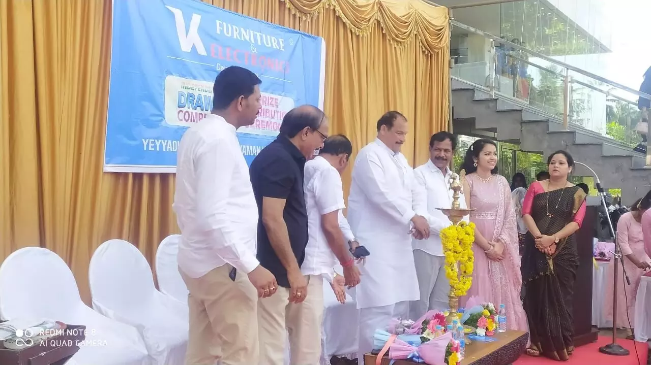 ವಿಕೆ ಫರ್ನಿಚರ್ ಆ್ಯಂಡ್ ಎಲೆಕ್ಟ್ರಾನಿಕ್: ಸ್ವಾತಂತ್ರ್ಯ ಪ್ರಯುಕ್ತ ನಡೆದ ಡ್ರಾಯಿಂಗ್ ಸ್ಪರ್ಧೆಯ ವಿಜೇತರಿಗೆ ಬಹುಮಾನ ವಿತರಣೆ ವಿಕೆ ಫರ್ನಿಚರ್ ಆ್ಯಂಡ್ ಎಲೆಕ್ಟ್ರಾನಿಕ್: ಸ್ವಾತಂತ್ರ್ಯ ಪ್ರಯುಕ್ತ ನಡೆದ ಡ್ರಾಯಿಂಗ್ ಸ್ಪರ್ಧೆಯ ವಿಜೇತರಿಗೆ ಬಹುಮಾನ ವಿತರಣೆ