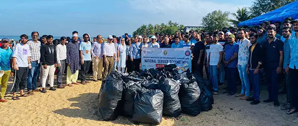 ಬ್ಯಾರೀಸ್ ಸಮೂಹ ಶಿಕ್ಷಣ ಸಂಸ್ಥೆಗಳ ನೇತೃತ್ವದಲ್ಲಿ ಉಳ್ಳಾಲ ಬೀಚ್ ಸ್ವಚ್ಛತಾ ದಿನಾಚರಣೆ