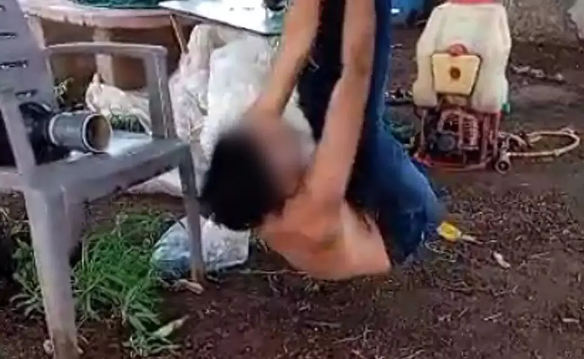 ಮೇಕೆ, ಪಾರಿವಾಳ ಕದ್ದ ಆರೋಪ: ತಲೆಕೆಳಗಾಗಿ ನೇತುಹಾಕಿ ನಾಲ್ವರು ದಲಿತರ ಮೇಲೆ ದೊಣ್ಣೆಯಿಂದ ಹಲ್ಲೆ ಮೇಕೆ, ಪಾರಿವಾಳ ಕದ್ದ ಆರೋಪ: ತಲೆಕೆಳಗಾಗಿ ನೇತುಹಾಕಿ ನಾಲ್ವರು ದಲಿತರ ಮೇಲೆ ದೊಣ್ಣೆಯಿಂದ ಹಲ್ಲೆ