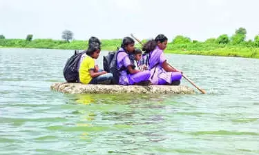 ತಪ್ಪದ ಸಂಕಷ್ಟಕ್ಕೆ ತೆಪ್ಪದ ಪರಿಹಾರ: ಪ್ರತಿದಿನ ವಿದ್ಯಾರ್ಥಿಗಳ ಜಲಯಾನ