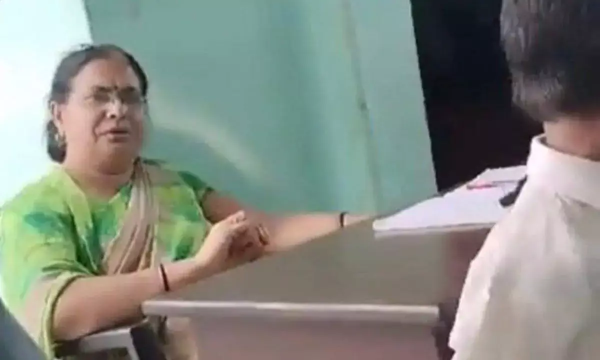 ಮುಸ್ಲಿಂ ಮಗುವಿಗೆ ಸಹಪಾಠಿಗಳಿಂದ ಕಪಾಳಮೋಕ್ಷ: ‘ನನಗೆ ನಾಚಿಕೆಯಾಗುವುದಿಲ್ಲ’ ಎಂದ ಶಿಕ್ಷಕಿ