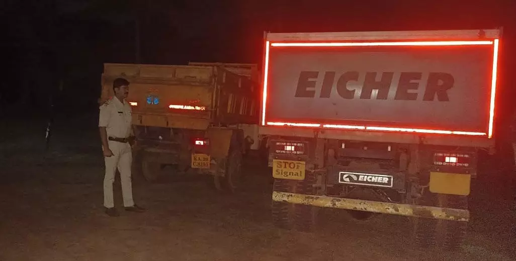 ಅಕ್ರಮ ಮರಳುಗಾರಿಕೆ ಆರೋಪ: ಮೂರು ವಾಹನ ವಶ ಅಕ್ರಮ ಮರಳುಗಾರಿಕೆ ಆರೋಪ: ಮೂರು ವಾಹನ ವಶ