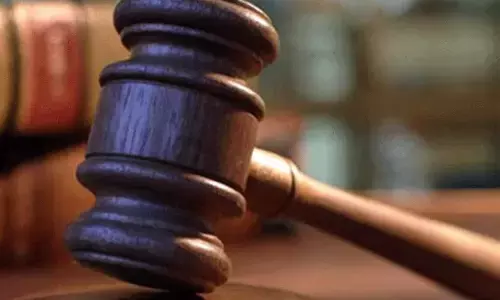 ಎರಡು ಪ್ರಕರಣಗಳಲ್ಲಿ ಪೊಲೀಸರು ನ್ಯಾಯಾಲಯವನ್ನು ಮೂರ್ಖನನ್ನಾಗಿಸಿದ್ದಾರೆ, ಇಬ್ಬಗೆ ನಿಲುವು ಅನುಸರಿಸಿದ್ದಾರೆ: ನ್ಯಾಯಾಧೀಶರಿಂದ ತರಾಟೆ