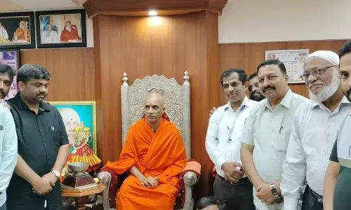 ಮುಸ್ಲಿಂ ಬಾಂಧವ್ಯ ವೇದಿಕೆಯಿಂದ ಆದಿಚುಂಚನಗಿರಿ ಮಠ ಭೇಟಿ