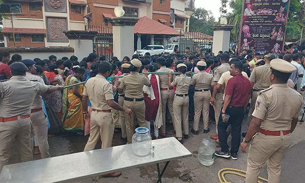 ಸೌಜನ್ಯ ಕೊಲೆ ಪ್ರಕರಣದ ಪ್ರತಿಭಟನೆಗೆ ಅಡ್ಡಿ ಯತ್ನ: ಮಹಿಳೆಯರ ಗುಂಪಿಗೆ ಪೊಲೀಸರ ದಿಗ್ಭಂಧನ