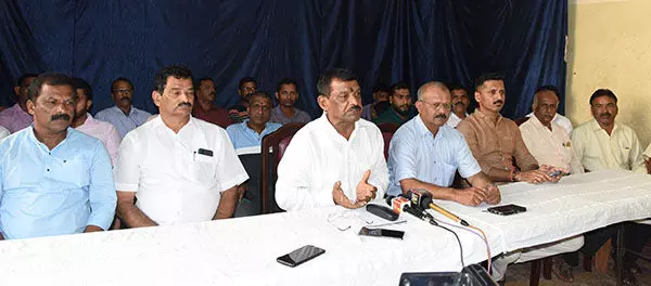 ಸೌಜನ್ಯ ಕೊಲೆ ಪ್ರಕರಣ: ಸೆ.11ರಿಂದ ದ.ಕ. ಡಿಸಿ ಕಚೇರಿ ಮುಂದೆ ಒಕ್ಕಲಿಗರ ಧರಣಿ ಸೌಜನ್ಯ ಕೊಲೆ ಪ್ರಕರಣ: ಸೆ.11ರಿಂದ ದ.ಕ. ಡಿಸಿ ಕಚೇರಿ ಮುಂದೆ ಒಕ್ಕಲಿಗರ ಧರಣಿ