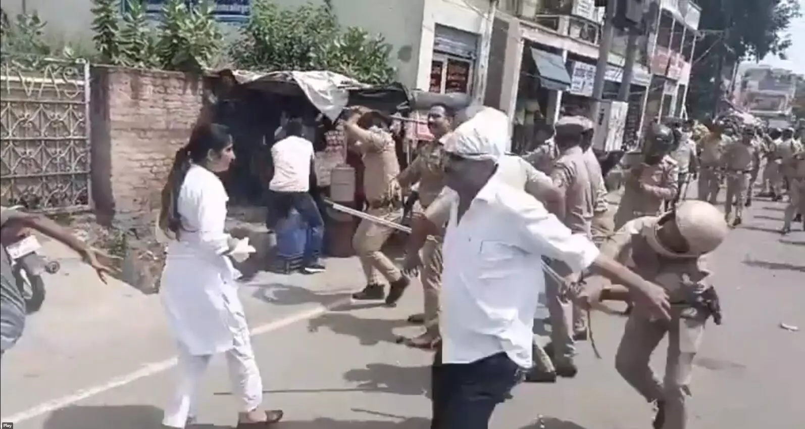 ಉತ್ತರ ಪ್ರದೇಶ: ಪೊಲೀಸರು ಮತ್ತು ವಕೀಲರ ನಡುವೆ ಘರ್ಷಣೆ; ಲಾಠಿ ಚಾರ್ಜ್, 6 ಮಂದಿಗೆ ಗಾಯ ಉತ್ತರ ಪ್ರದೇಶ: ಪೊಲೀಸರು ಮತ್ತು ವಕೀಲರ ನಡುವೆ ಘರ್ಷಣೆ; ಲಾಠಿ ಚಾರ್ಜ್, 6 ಮಂದಿಗೆ ಗಾಯ