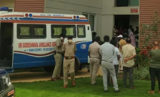 ಬೆಂಗಳೂರು: ಅಪಾರ್ಟ್ಮೆಂಟ್ ನ 12ನೇ ಮಹಡಿಯಿಂದ ಬಿದ್ದು 10ನೇ ತರಗತಿ ವಿದ್ಯಾರ್ಥಿನಿ ಮೃತ್ಯು ಬೆಂಗಳೂರು: ಅಪಾರ್ಟ್ಮೆಂಟ್ ನ 12ನೇ ಮಹಡಿಯಿಂದ ಬಿದ್ದು 10ನೇ ತರಗತಿ ವಿದ್ಯಾರ್ಥಿನಿ ಮೃತ್ಯು