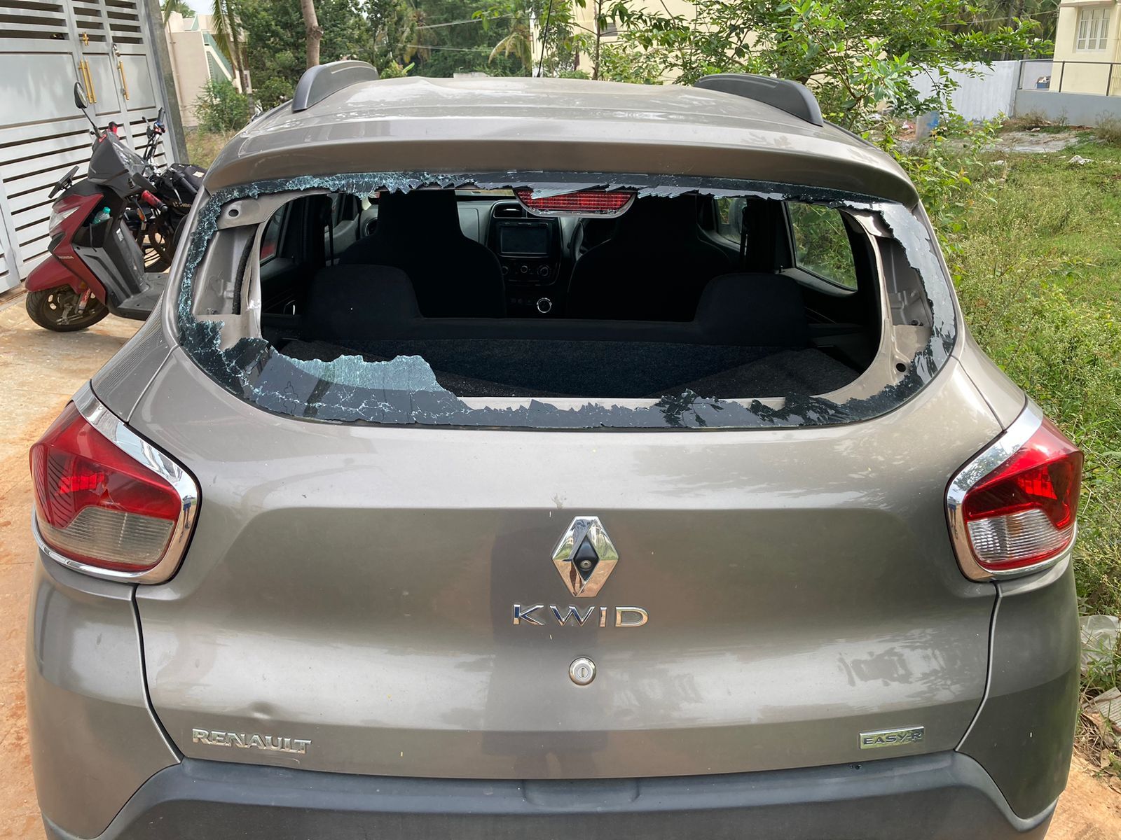 ಬೆಂಗಳೂರು | ಯುವ ವಿಜ್ಞಾನಿ ಕಾರಿಗೆ ಕಲ್ಲೆಸೆದು ಹಲ್ಲೆಗೆ ಯತ್ನ: ಪ್ರಕರಣ ದಾಖಲು