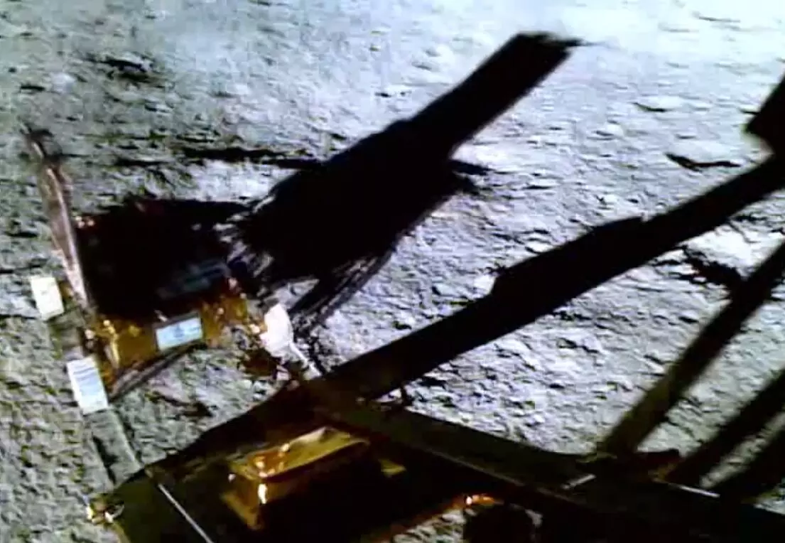 ಚಂದಿರನ ಅಂಗಳದಲ್ಲಿ ಗಂಧಕ ದೃಢಪಡಿಸಿದ ಪ್ರಜ್ಞಾನ್; ಜಲಜನಕ ಶೋಧ ಚಂದಿರನ ಅಂಗಳದಲ್ಲಿ ಗಂಧಕ ದೃಢಪಡಿಸಿದ ಪ್ರಜ್ಞಾನ್; ಜಲಜನಕ ಶೋಧ