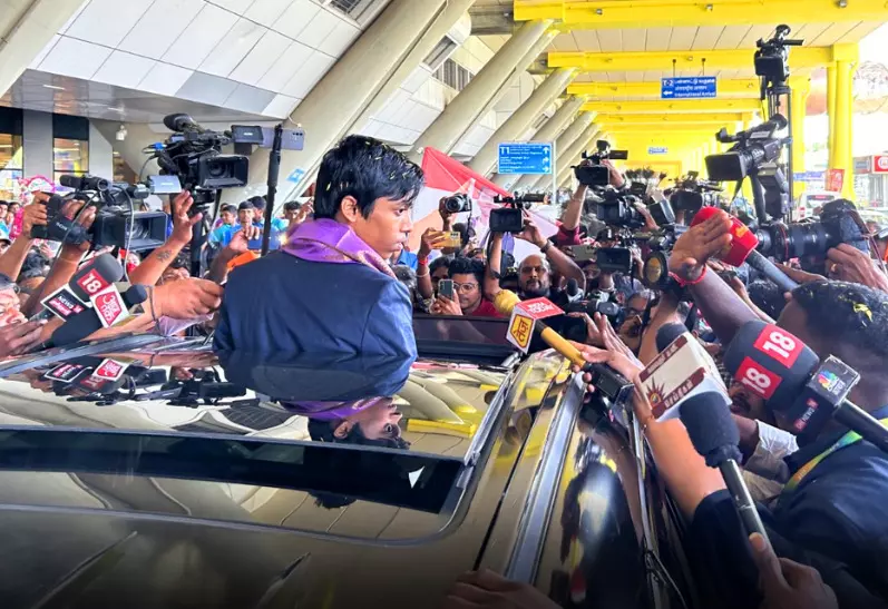 ತಾಯ್ನಾಡಿಗೆ ವಾಪಸಾದ ಚೆಸ್ ವಿಶ್ವಕಪ್ ನಲ್ಲಿ ಬೆಳ್ಳಿ ವಿಜೇತ ಪ್ರಜ್ಞಾನಂದಗೆ ಅದ್ದೂರಿ ಸ್ವಾಗತ ತಾಯ್ನಾಡಿಗೆ ವಾಪಸಾದ ಚೆಸ್ ವಿಶ್ವಕಪ್ ನಲ್ಲಿ ಬೆಳ್ಳಿ ವಿಜೇತ ಪ್ರಜ್ಞಾನಂದಗೆ ಅದ್ದೂರಿ ಸ್ವಾಗತ