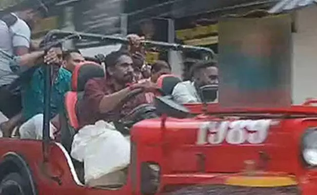 ಓಣಂ ಆಚರಣೆ ವೇಳೆ ಜೀಪ್ ಬಾನೆಟ್ ಮೇಲೆ ಮಗುವನ್ನು ಕೂರಿಸಿ ಚಾಲನೆ: ಆರೋಪಿಯ ಬಂಧನ ಓಣಂ ಆಚರಣೆ ವೇಳೆ ಜೀಪ್ ಬಾನೆಟ್ ಮೇಲೆ ಮಗುವನ್ನು ಕೂರಿಸಿ ಚಾಲನೆ: ಆರೋಪಿಯ ಬಂಧನ