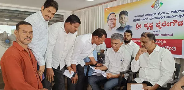 ಸಜಿಪಮುನ್ನೂರು: ಬಿಜೆಪಿ ಬೆಂಬಲಿತ ಪಂಚಾಯತ್ ಸದಸ್ಯನಿಂದ ಸ್ಮಶಾನ ಭೂಮಿ ಅತಿಕ್ರಮಣ; ಕಂದಾಯ ಸಚಿವರಿಗೆ ಮನವಿ ಸಜಿಪಮುನ್ನೂರು: ಬಿಜೆಪಿ ಬೆಂಬಲಿತ ಪಂಚಾಯತ್ ಸದಸ್ಯನಿಂದ ಸ್ಮಶಾನ ಭೂಮಿ ಅತಿಕ್ರಮಣ; ಕಂದಾಯ ಸಚಿವರಿಗೆ ಮನವಿ