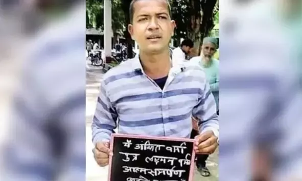 ‘‘ನಾನು ಶರಣಾಗಲು ಬಂದಿದ್ದೇನೆ, ಗುಂಡು ಹಾರಿಸಬೇಡಿ’’ ಎಂಬ ಫಲಕದೊಂದಿಗೆ ಶರಣಾದ ಆರೋಪಿ