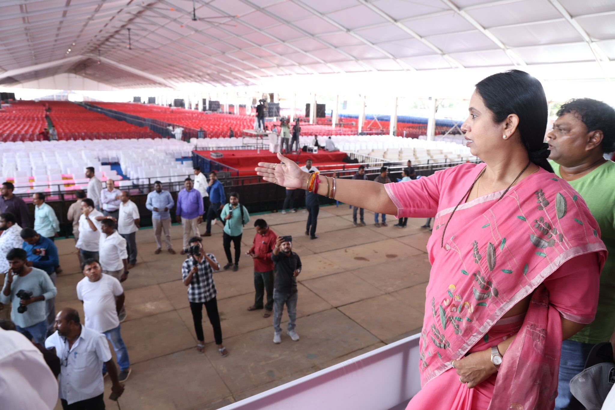 ಗೃಹ ಲಕ್ಷ್ಮಿ ಯೋಜನೆ ಚಾಲನೆಗೆ ಕ್ಷಣಗಣನೆ; ಗಣ್ಯರ ಸ್ವಾಗತಕ್ಕೆ ಸಾಂಸ್ಕೃತಿಕ ನಗರಿ ಮೈಸೂರು ಸಜ್ಜು