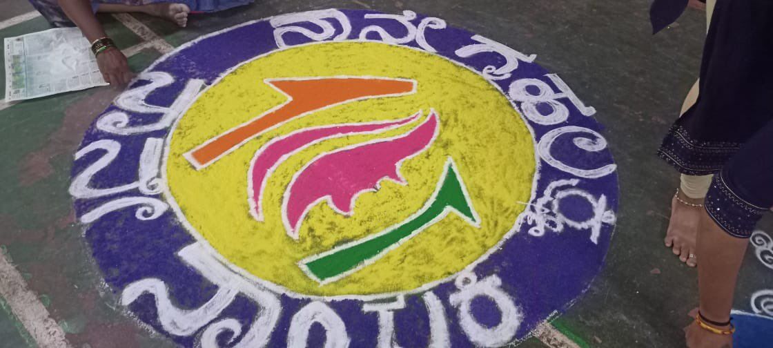 ʼಗೃಹಲಕ್ಷ್ಮಿʼ ರಂಗೋಲಿ ಹಾಕಿ ಮಹಿಳೆಯರಿಂದ ಸಂಭ್ರಮ; ಫೋಟೊ ಹಂಚಿಕೊಂಡ ಕಾಂಗ್ರೆಸ್‌