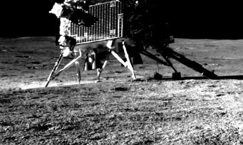 ಚಂದ್ರನ ಮೇಲೆ ಪ್ರಥಮ ಬಾರಿಗೆ ಲ್ಯಾಂಡರ್‌ ವಿಕ್ರಮ್‌ ಚಿತ್ರ ಕ್ಲಿಕ್ಕಿಸಿದ ಪ್ರಜ್ಞಾನ್‌ ರೋವರ್‌