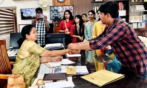 ವಿದ್ಯಾರ್ಥಿಗಳಿಂದ ಸರಕಾರಿ ಅಧಿಕಾರಿಗಳಿಗೆ ರಕ್ಷಾ ಬಂಧನ