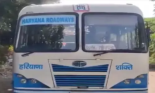 ಬಸ್‌ನಿಂದ ತಲೆ ಹೊರಹಾಕಿದ ಮಹಿಳೆ, ಮತ್ತೊಂದು ವಾಹನಕ್ಕೆ ತಲೆ ಜಜ್ಜಿ ಮೃತ್ಯು